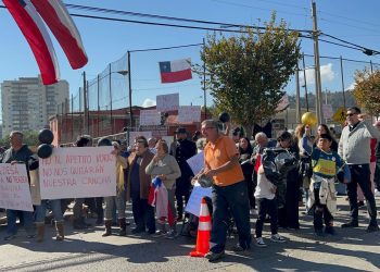 Vecinos de la Población Riesco se manifestaron contra desalojo de cancha y sede vecinal