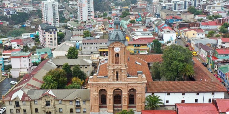 Emblemática Iglesia San Francisco del cerro Barón vuelve a deslumbrar
