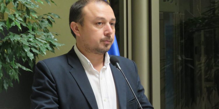 Diputado Cuello presenta denuncia ante CNTV por información falsa en publicidad de AFPs.