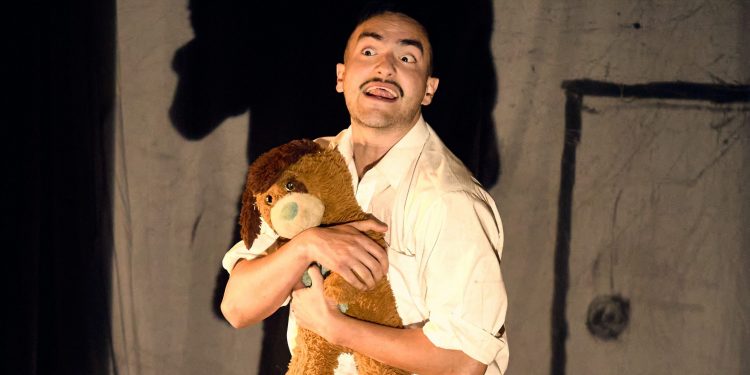 Estudiante de Teatro UV  fue elegido como Mejor Actor del XXIV Festival Teatral Víctor Jara de la UChile