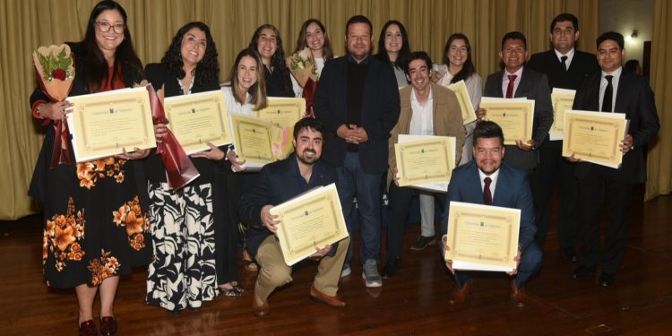 Ciento un nuevos especialistas que reforzarán la atención en el sistema de salud público tituló la Escuela de Medicina de la UV