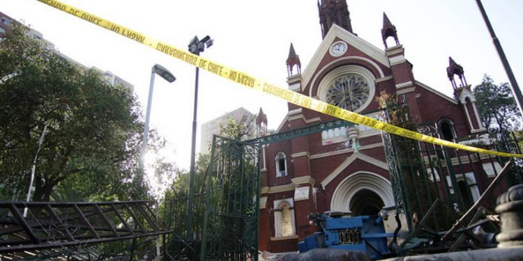 Acusado por incendio a iglesia de Carabineros enfrenta juicio oral: Fiscalía solicita 12 años de cárcel