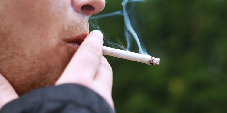 Inflamación de las encías y pérdida del tejido que sostiene los dientes son parte de las enfermedades bucales que provoca el cigarro