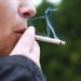 Inflamación de las encías y pérdida del tejido que sostiene los dientes son parte de las enfermedades bucales que provoca el cigarro
