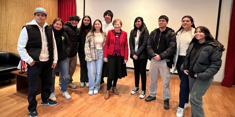 Vicepresidenta del Banco Central explicó el “Informe de Estabililidad Financiera” del primer semestre en el Campus Santiago de la UV