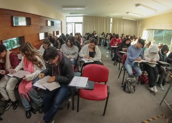800 escolares de las regiones de Valparaíso y Metropolitana rindieron nuevo ensayo gratuito de la PAES que organizó el Preuniversitario UV