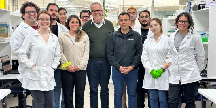 Mamá de Tomás Ross visitó laboratorio científico donde se analizan las distrofias musculares