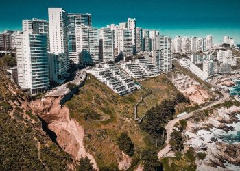 Diputado Andrés Celis pide analizar y actuar en todo el campo dunar edificado tras nuevo socavón