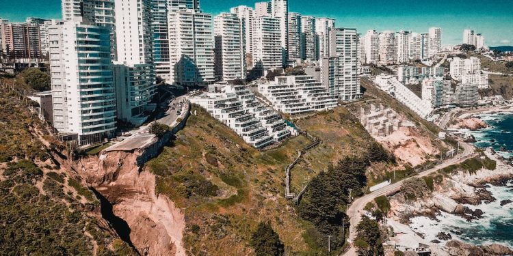 Diputado Andrés Celis pide analizar y actuar en todo el campo dunar edificado tras nuevo socavón