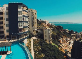 Evacuación preventiva en Viña del Mar por socavón tras colapso de colector de aguas lluvias