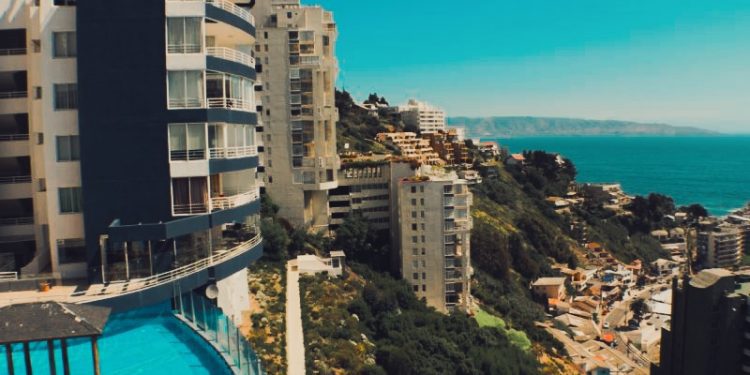 Evacuación preventiva en Viña del Mar por socavón tras colapso de colector de aguas lluvias