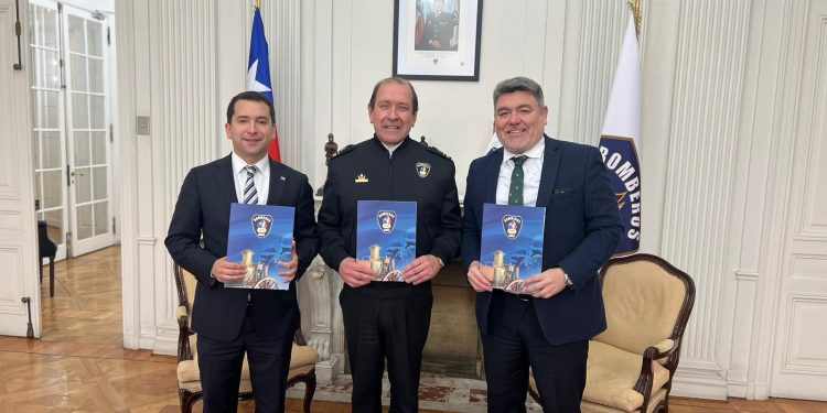 Presidente nacional de Bomberos de Chile entrega oficialmente al diputado Nelson Venegas ley marco que moderniza el funcionamiento de esta institución