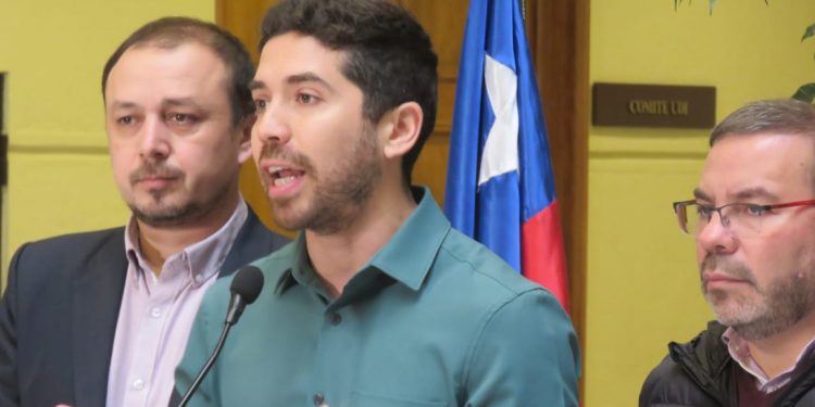 Diputados Oficialistas presentan reforma Constitucional que permite elegir entre sistema de AFPs y el de reparto que rige a uniformados