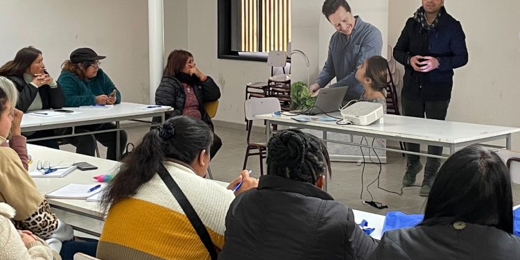 Esval inicia curso de gasfitería para mujeres de zonas siniestradas por megaincendio de Quilpué