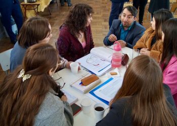 Autoridades de Educación se reúnen con docentes de la Escuela República de El Salvador de Valparaíso para participar en consulta curricular