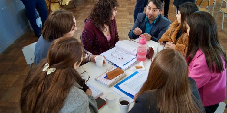 Autoridades de Educación se reúnen con docentes de la Escuela República de El Salvador de Valparaíso para participar en consulta curricular
