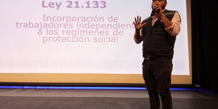 Trabajadores a honorarios que realizaron la Operación Renta 2024 con retención podrán acceder a la cobertura del ISL