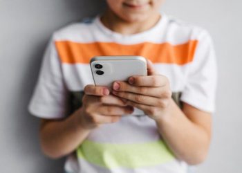 Uno de cada cuatro menores de la Región de Valparaíso usa el celular por primera vez antes de los 5 años