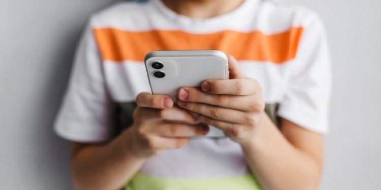 Uno de cada cuatro menores de la Región de Valparaíso usa el celular por primera vez antes de los 5 años