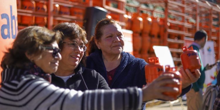 Hasta $6.000 de descuento: Valparaíso firma convenio para que vecinos puedan comprar gas a menor precio