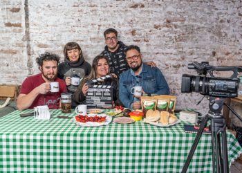 «Te invito a tomar once» debuta en UCV TV con  emotivo capítulo desde vivienda siniestrada por megaincendio de Viña del Mar