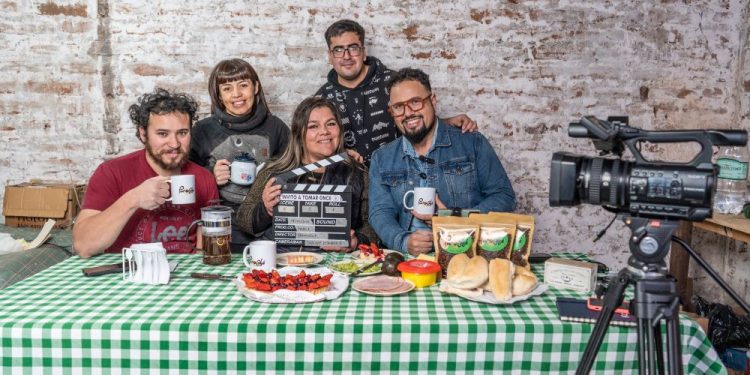 «Te invito a tomar once» debuta en UCV TV con  emotivo capítulo desde vivienda siniestrada por megaincendio de Viña del Mar