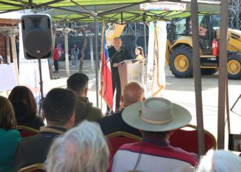 Gobierno Regional de Valparaíso entrega dos retroexcavadoras a Municipio de Olmué para apoyar su gestión comunal