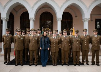Municipio viñamarino reconoce a carabinero y planifican intensa agenda de seguridad