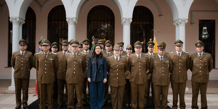 Municipio viñamarino reconoce a carabinero y planifican intensa agenda de seguridad