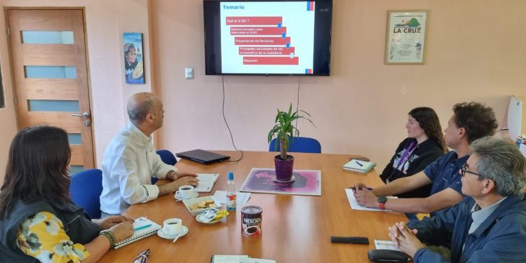 SEC recuerda a la ciudadanía que puede ingresar sus reclamos sobre electricidad y combustibles en los municipios con convenio