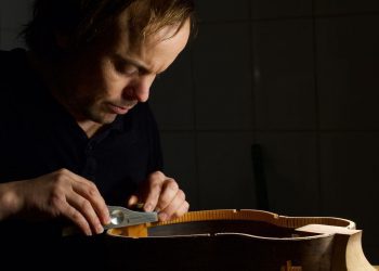 Luthier porteño donará guitarras diseñadas a medida para mujeres instrumentistas