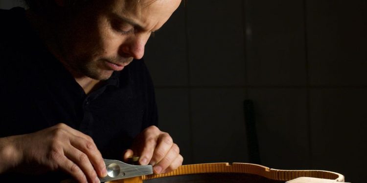 Luthier porteño donará guitarras diseñadas a medida para mujeres instrumentistas
