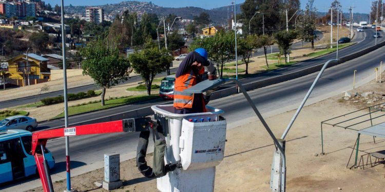 Viña del Mar: RECAMBIO DE LUMINARIAS EN POBLACIÓN VERGARA, CANAL BEAGLE Y MIRAFLORES BAJO PARA MEJORAR SEGURIDAD EN ESOS SECTORES
