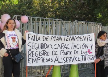 Familia de manipuladora fallecida en Valparaíso se manifiesta frente al congreso y anuncia demanda laboral
