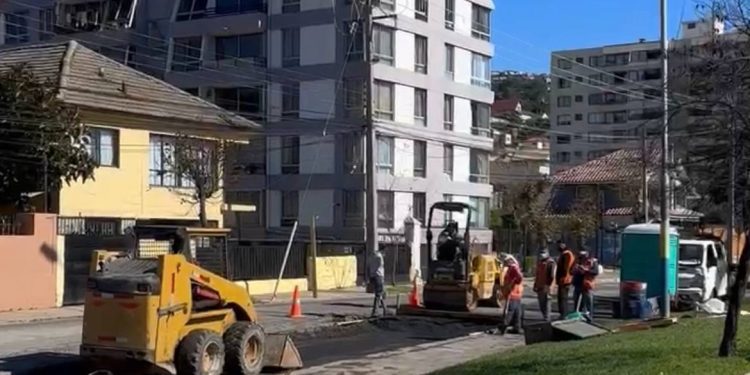 MUNICIPIO DE VIÑA DEL MAR EJECUTA PLAN DE BACHEO EN CALLES AFECTADAS TRAS PASO DE SISTEMAS FRONTALES