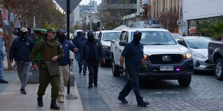 MUNICIPIO DE VIÑA DEL MAR SE QUERELLA POR AMENAZAS Y LESIONES TRAS ATAQUE CONTRA FUNCIONARIOS DE SEGURIDAD PÚBLICA Y CARABINEROS