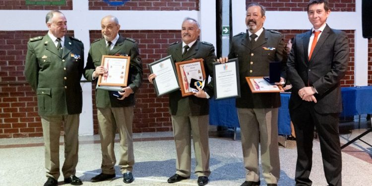 Quilpué: Nombran a tres bomberos como ciudadanos ilustres