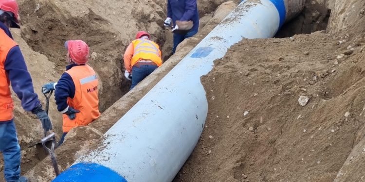 Esval finaliza reparación de impulsión Ramaditas y apoya a vecinos afectados por rotura