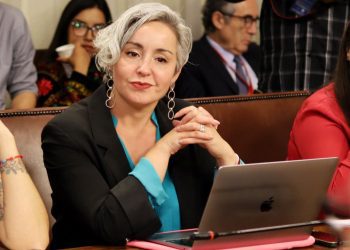 Diputados piden a Fiscalía la apertura de cuentas bancarias de Chadwick