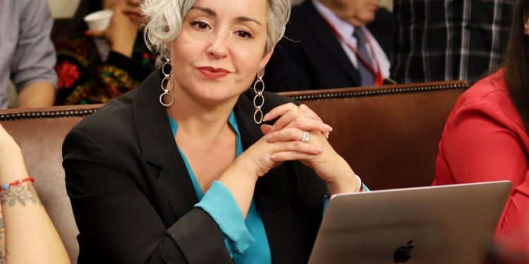 Diputados piden a Fiscalía la apertura de cuentas bancarias de Chadwick