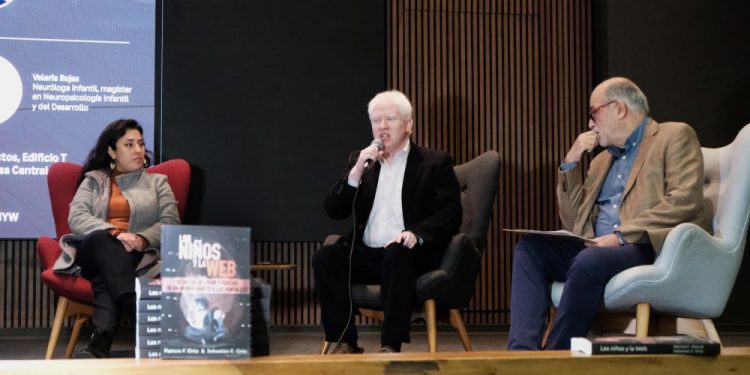 Profesor USM lanza libro sobre los desafíos de criar y educar en un mundo adicto a las pantallas