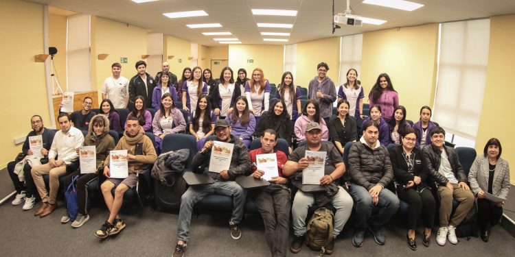 Personas en situación de calle se capacitan en manipulación de alimentos en la Universidad de Valparaíso
