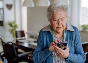 Personas Mayores: La presión de aprender tecnología para no quedar excluido socialmente