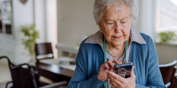 Personas Mayores: La presión de aprender tecnología para no quedar excluido socialmente