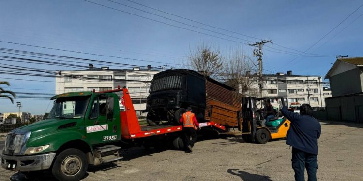 En Viña del Mar retiran más de 50 vehículos abandonados de las calles