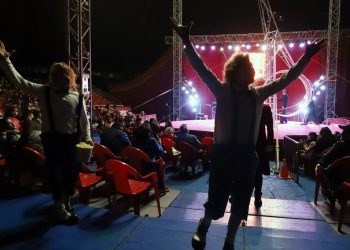 600 niños porteños de las escuelas populares de fútbol disfrutaron del circo de Tony Caluga