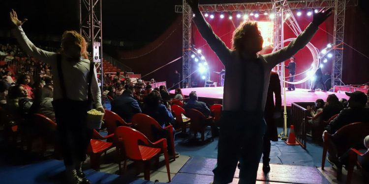 600 niños porteños de las escuelas populares de fútbol disfrutaron del circo de Tony Caluga