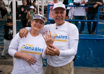 Candidato a concejal pidió matrimonio sobre el mar