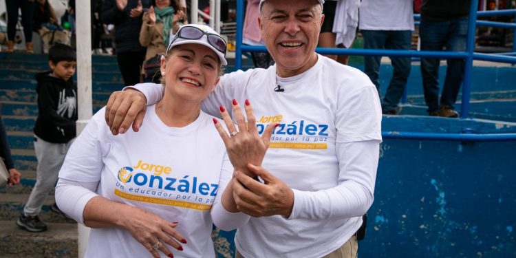 Candidato a concejal pidió matrimonio sobre el mar