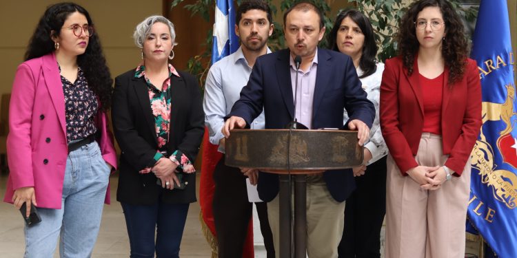 Diputados oficialistas anuncian que recurrirán a Contraloría por pagos a USS por parte del Ministerio de Salud en Gobierno de Piñera.